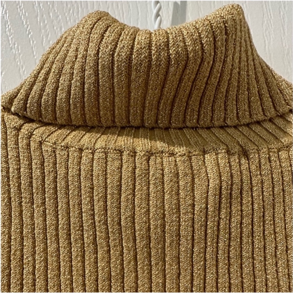 Cable & Gauge Metallic Gold Turtleneck
Sleeveless Sweater. NWOT - Picture 6 of 6